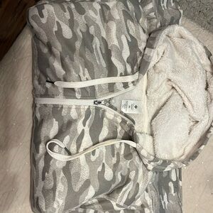 NWOT fleeced lined jogger set zip front hoodie. Jacket is a 2xl & the bottoms xl